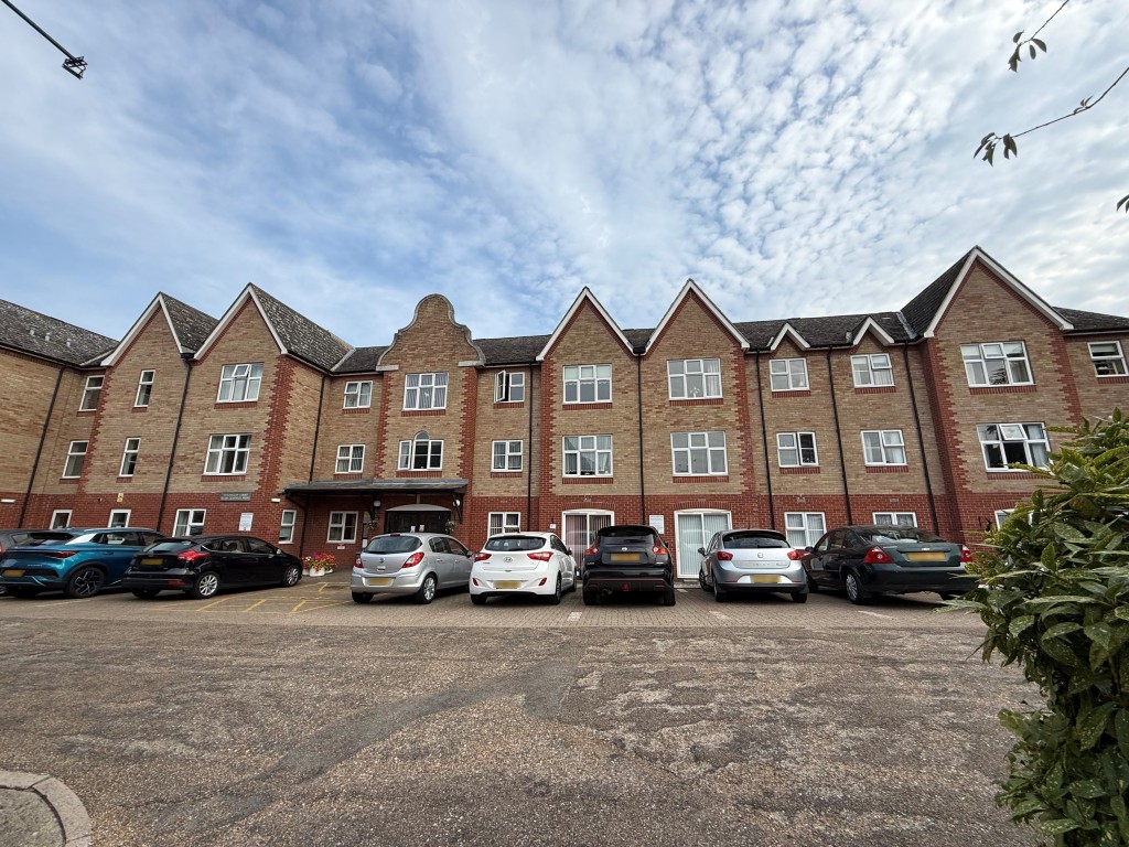 Lot: 73 - ONE-BEDROOM RETIREMENT FLAT - Front shot showing building and car parking